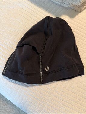 Lululemon cold weather hat with ponytail hole